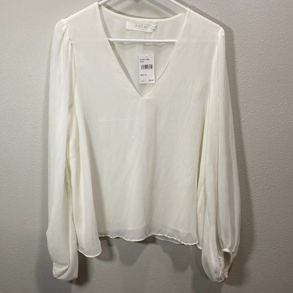 5 for‎ $25 ASTR the Label v neck blouse long sleeve blouse white